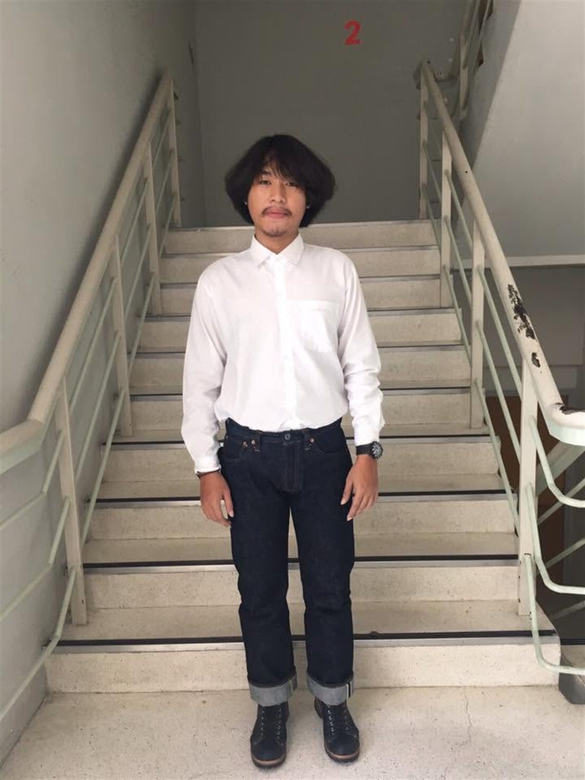 ตั้ม · candid บันได